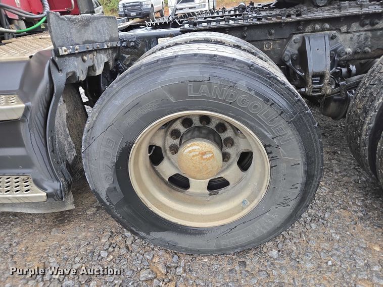 image for item DU2560 2015 Kenworth T680 semi truck