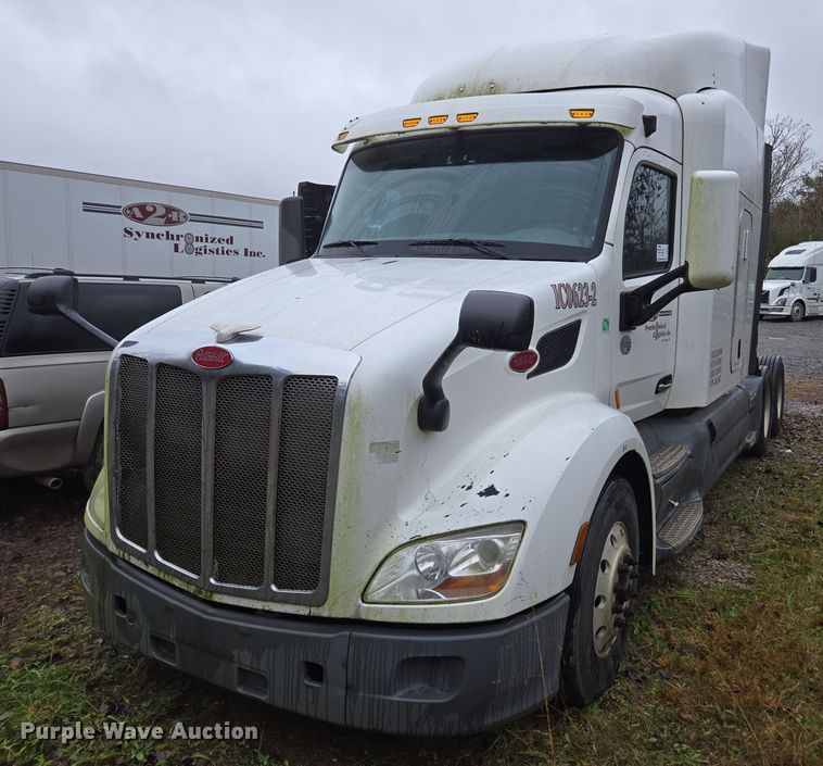 image for item DU2561 2015 Peterbilt 579 semi truck