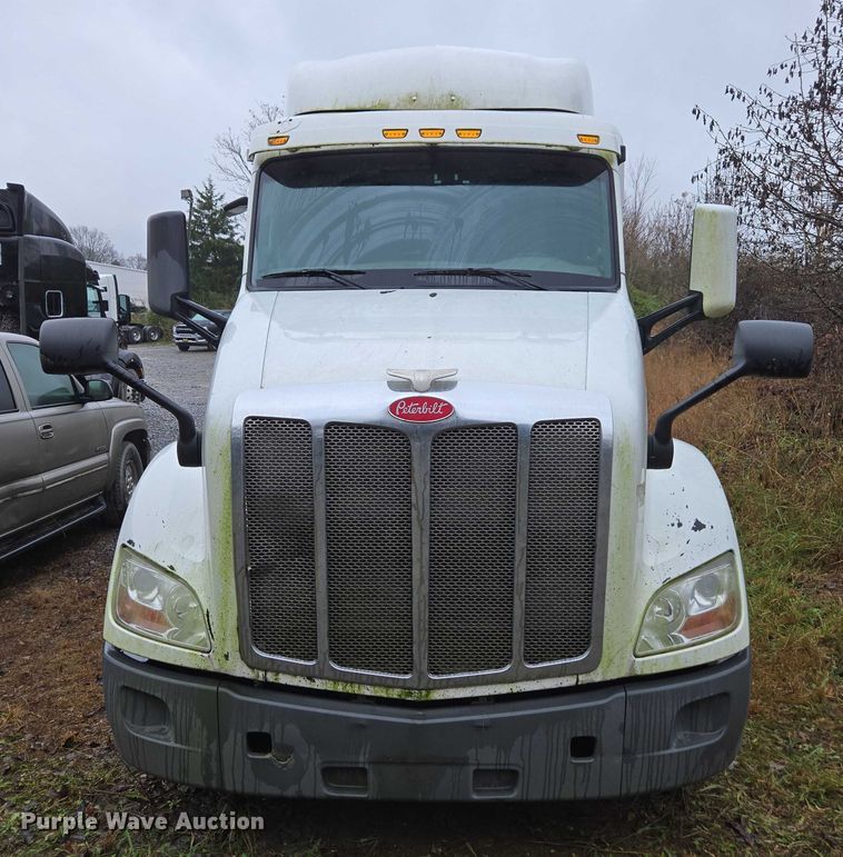 image for item DU2561 2015 Peterbilt 579 semi truck