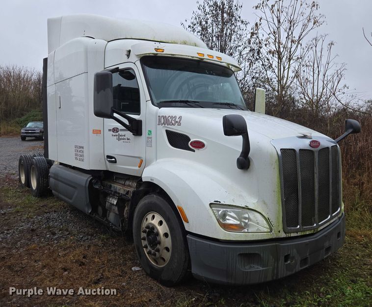 image for item DU2561 2015 Peterbilt 579 semi truck