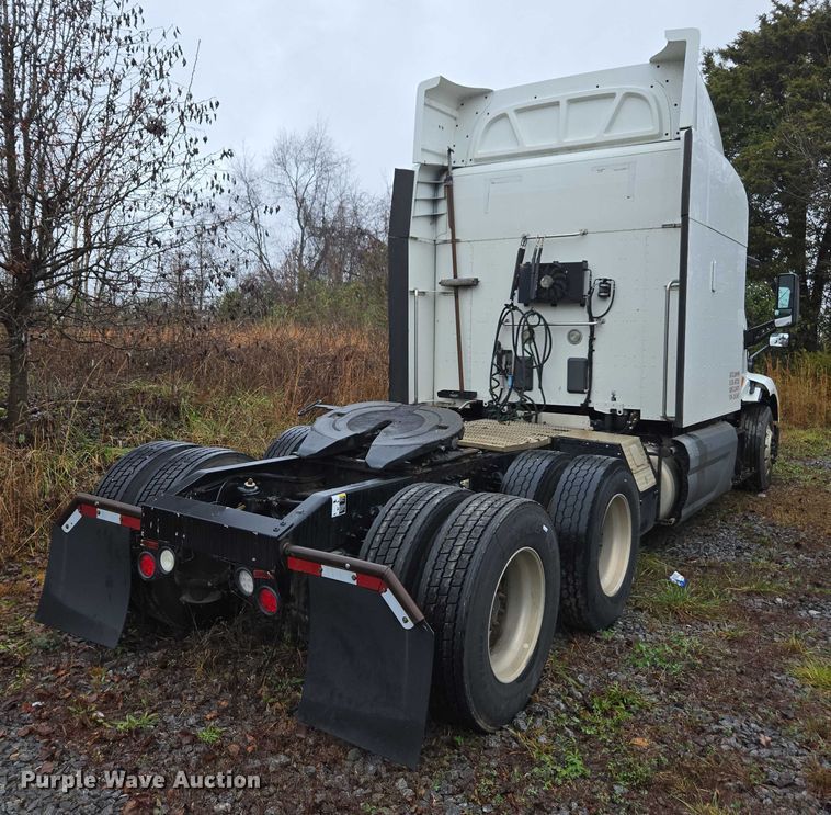 image for item DU2561 2015 Peterbilt 579 semi truck