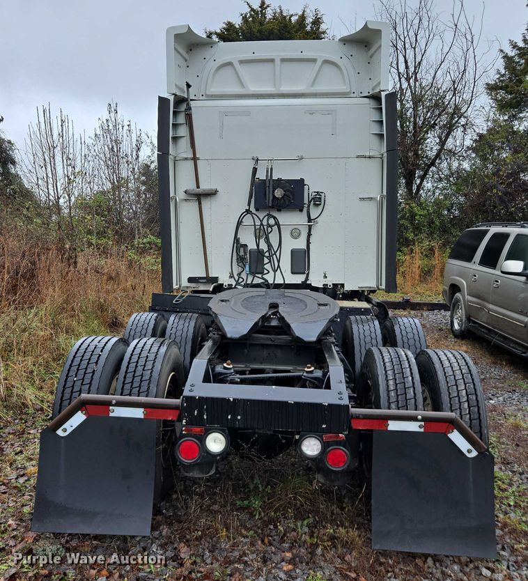 image for item DU2561 2015 Peterbilt 579 semi truck