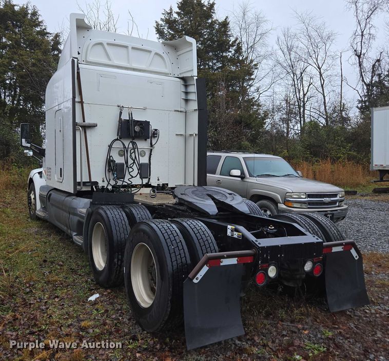 image for item DU2561 2015 Peterbilt 579 semi truck