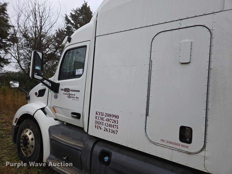 image for item DU2561 2015 Peterbilt 579 semi truck