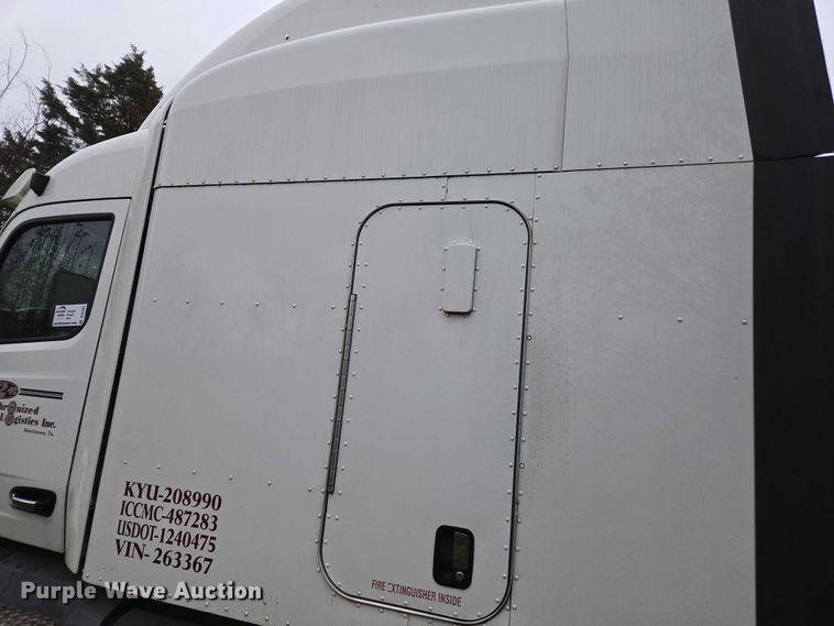 image for item DU2561 2015 Peterbilt 579 semi truck