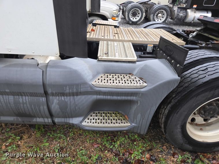 image for item DU2561 2015 Peterbilt 579 semi truck