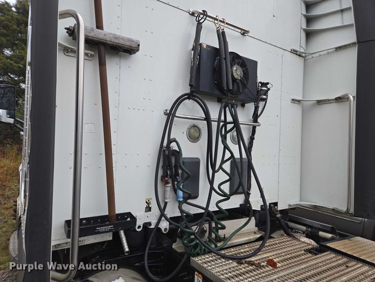 image for item DU2561 2015 Peterbilt 579 semi truck