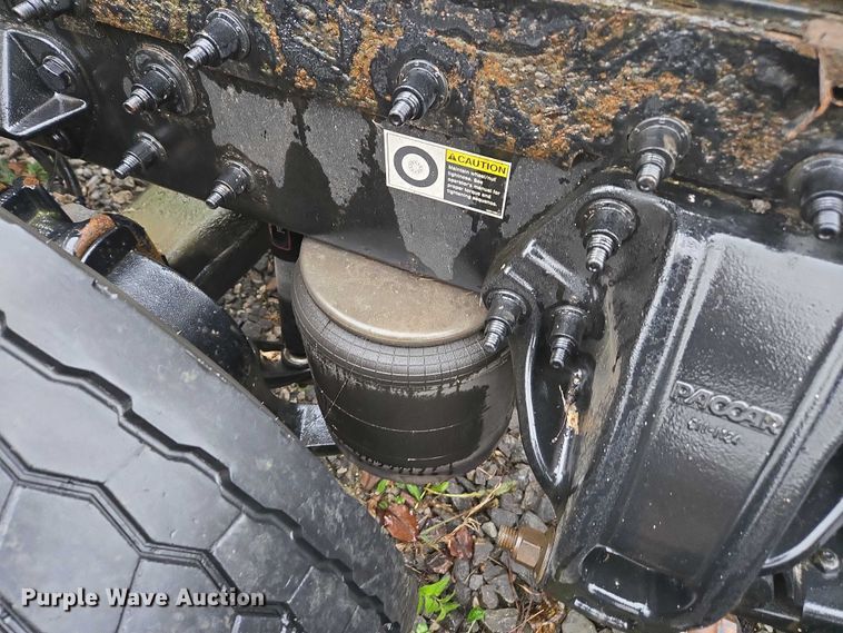 image for item DU2561 2015 Peterbilt 579 semi truck