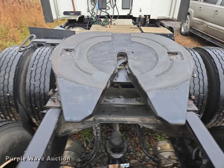 image for item DU2561 2015 Peterbilt 579 semi truck