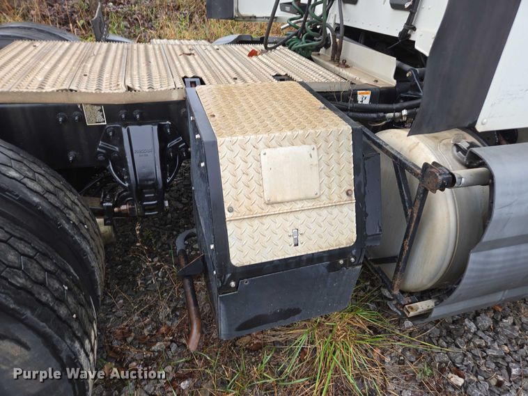 image for item DU2561 2015 Peterbilt 579 semi truck