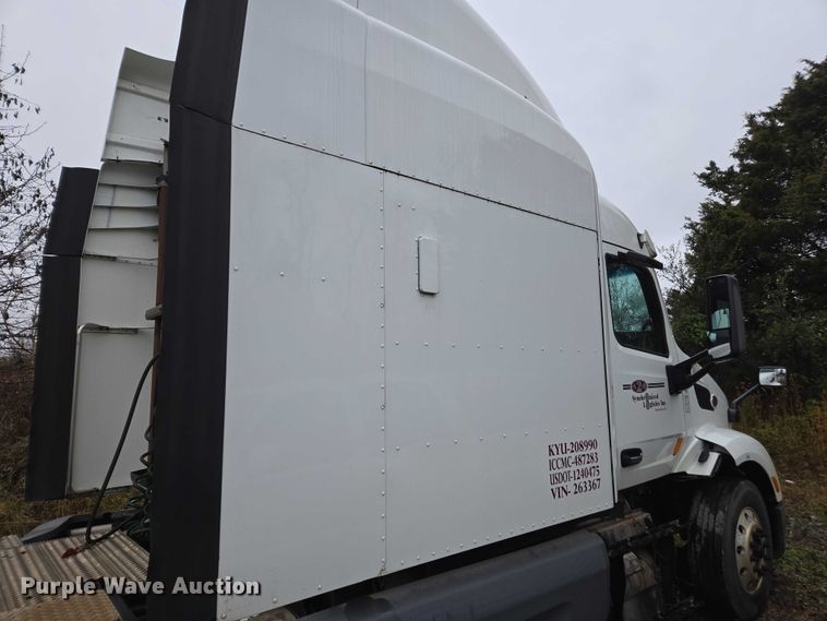 image for item DU2561 2015 Peterbilt 579 semi truck