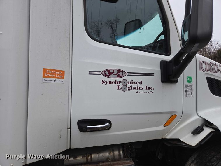 image for item DU2561 2015 Peterbilt 579 semi truck