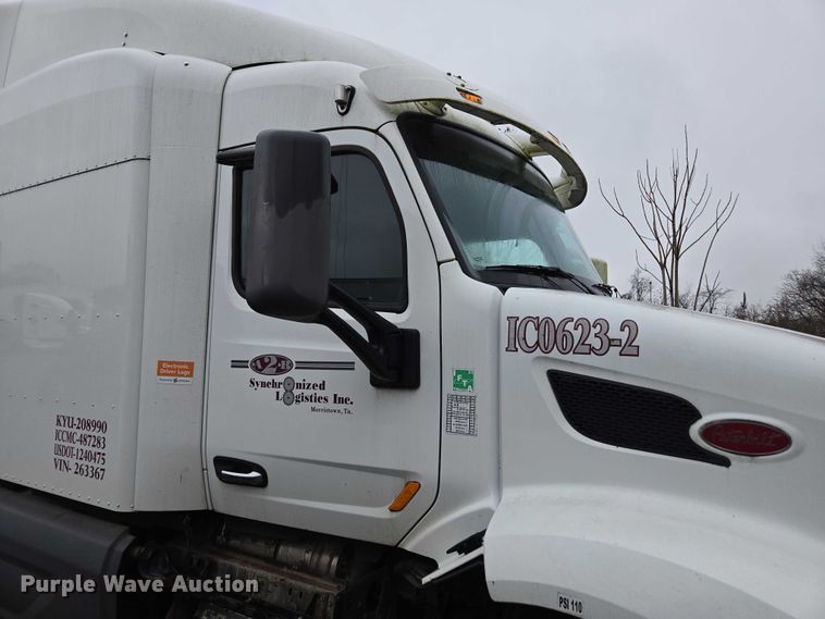 image for item DU2561 2015 Peterbilt 579 semi truck