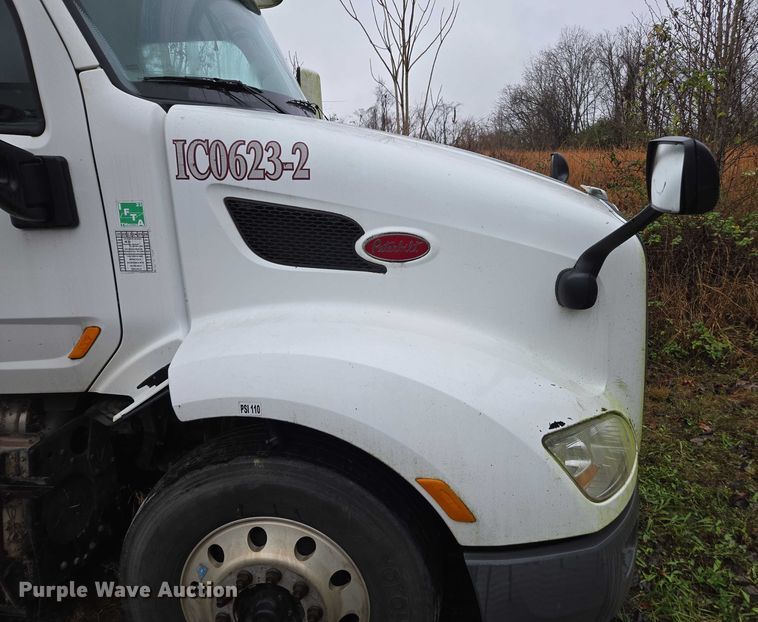 image for item DU2561 2015 Peterbilt 579 semi truck