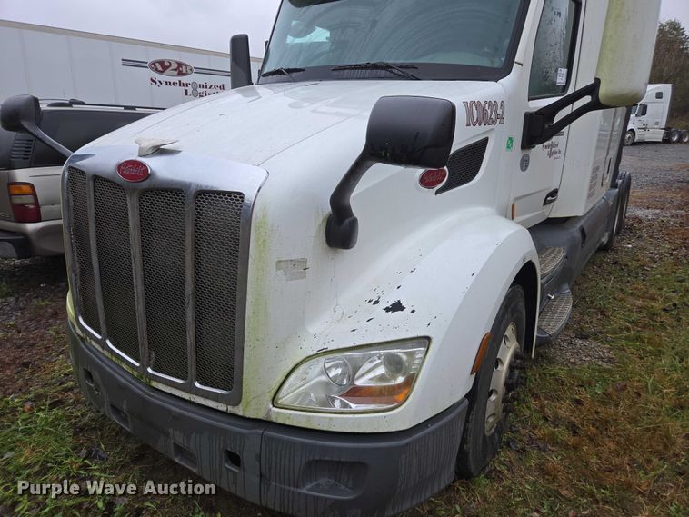 image for item DU2561 2015 Peterbilt 579 semi truck