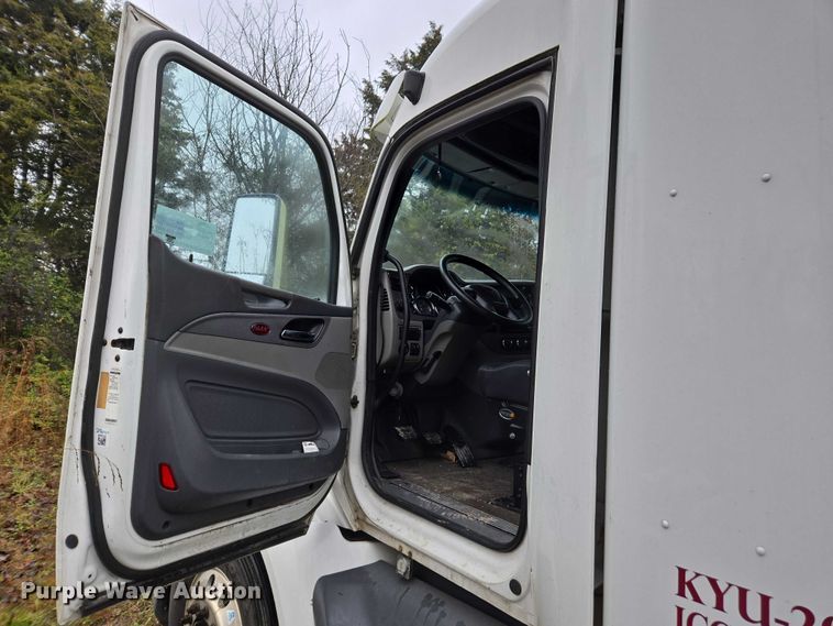 image for item DU2561 2015 Peterbilt 579 semi truck