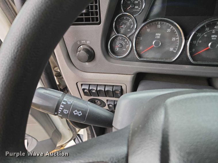 image for item DU2561 2015 Peterbilt 579 semi truck