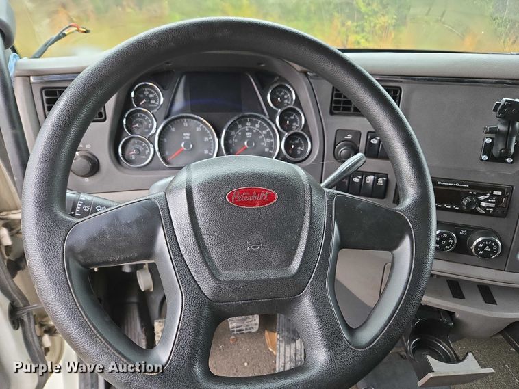 image for item DU2561 2015 Peterbilt 579 semi truck