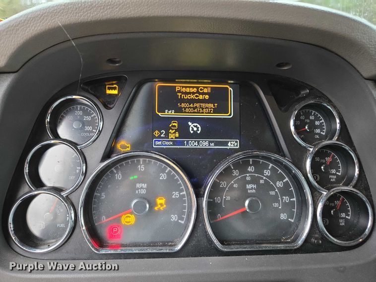 image for item DU2561 2015 Peterbilt 579 semi truck