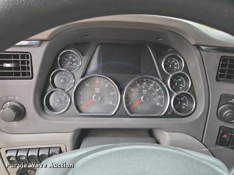 image for item DU2561 2015 Peterbilt 579 semi truck