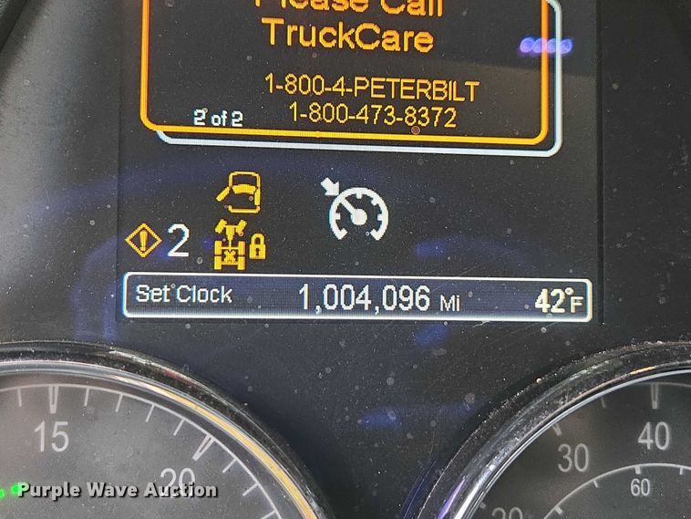 image for item DU2561 2015 Peterbilt 579 semi truck