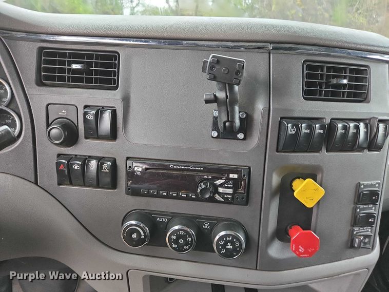 image for item DU2561 2015 Peterbilt 579 semi truck