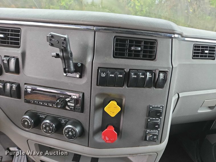 image for item DU2561 2015 Peterbilt 579 semi truck