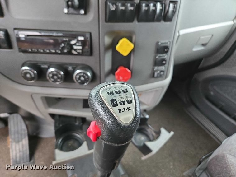 image for item DU2561 2015 Peterbilt 579 semi truck