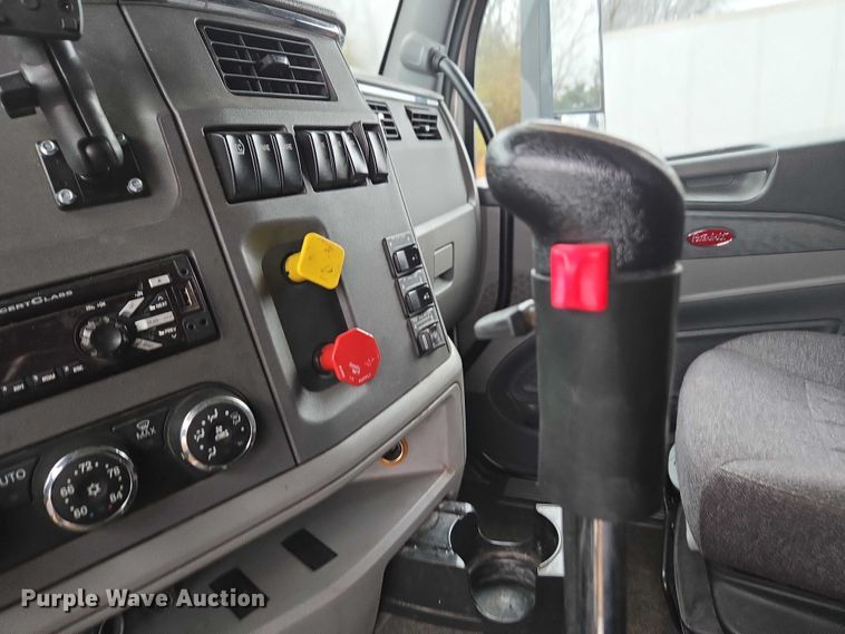 image for item DU2561 2015 Peterbilt 579 semi truck