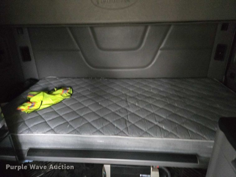 image for item DU2561 2015 Peterbilt 579 semi truck