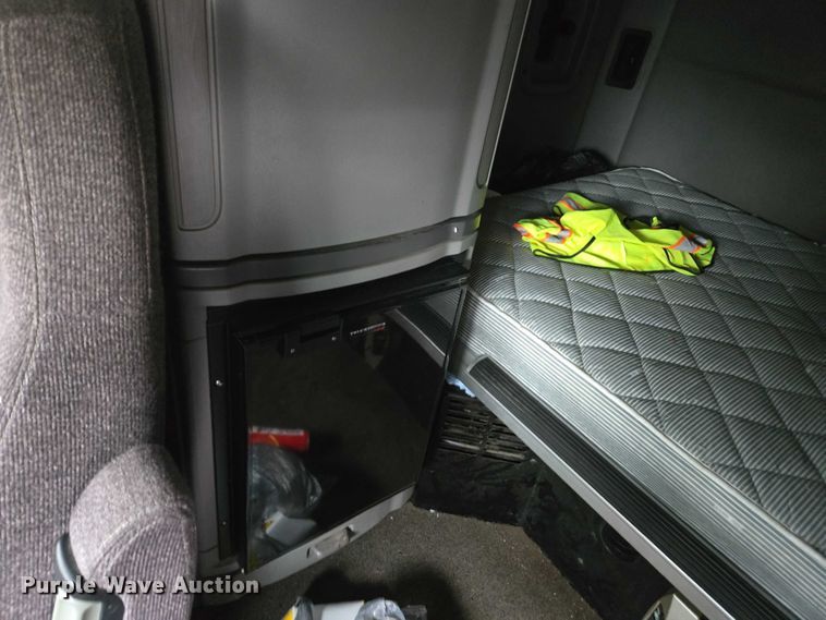 image for item DU2561 2015 Peterbilt 579 semi truck