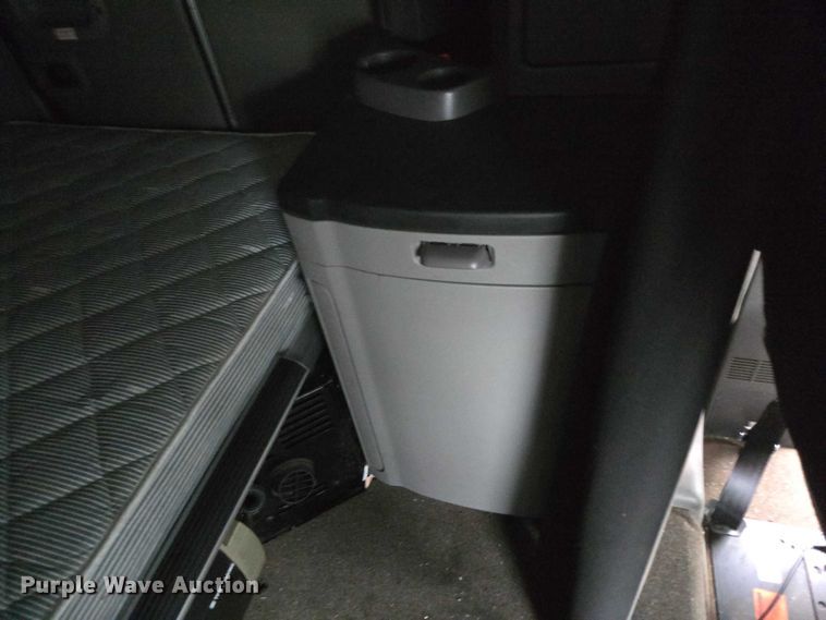 image for item DU2561 2015 Peterbilt 579 semi truck