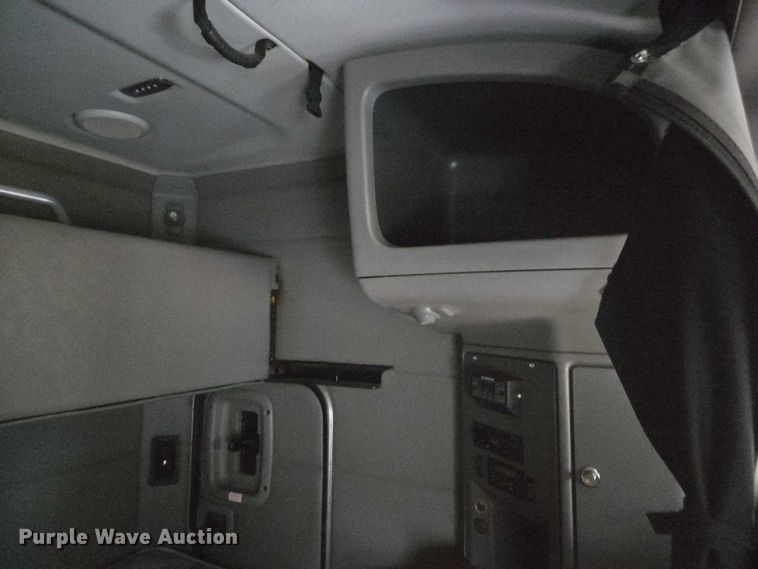 image for item DU2561 2015 Peterbilt 579 semi truck