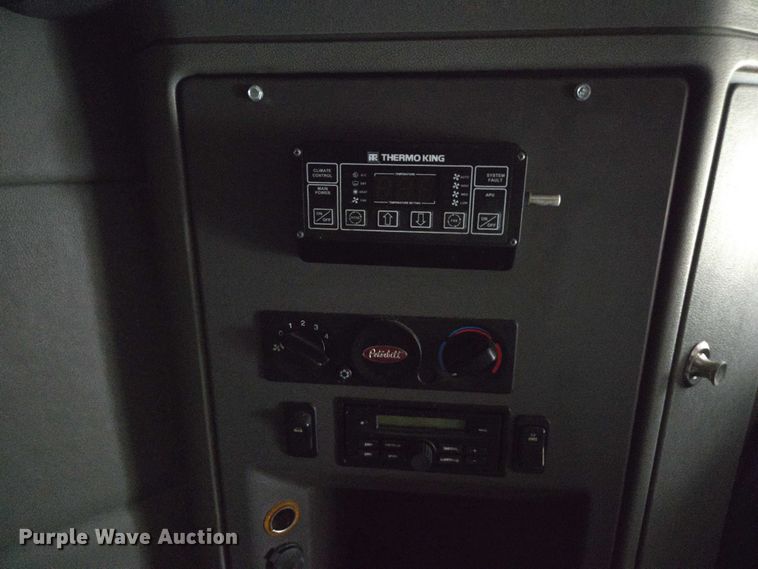 image for item DU2561 2015 Peterbilt 579 semi truck