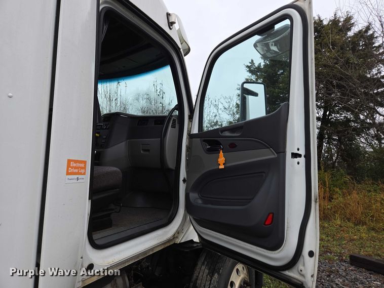 image for item DU2561 2015 Peterbilt 579 semi truck