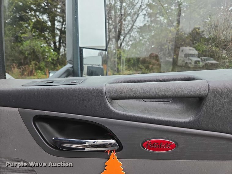 image for item DU2561 2015 Peterbilt 579 semi truck