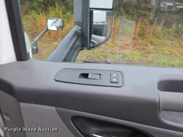 image for item DU2561 2015 Peterbilt 579 semi truck