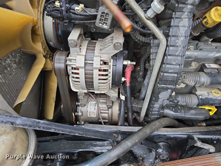 image for item DU2561 2015 Peterbilt 579 semi truck