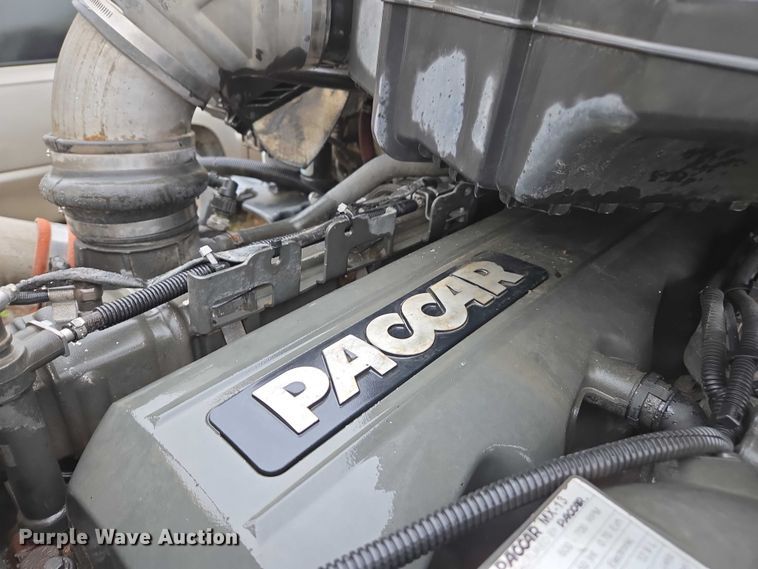 image for item DU2561 2015 Peterbilt 579 semi truck