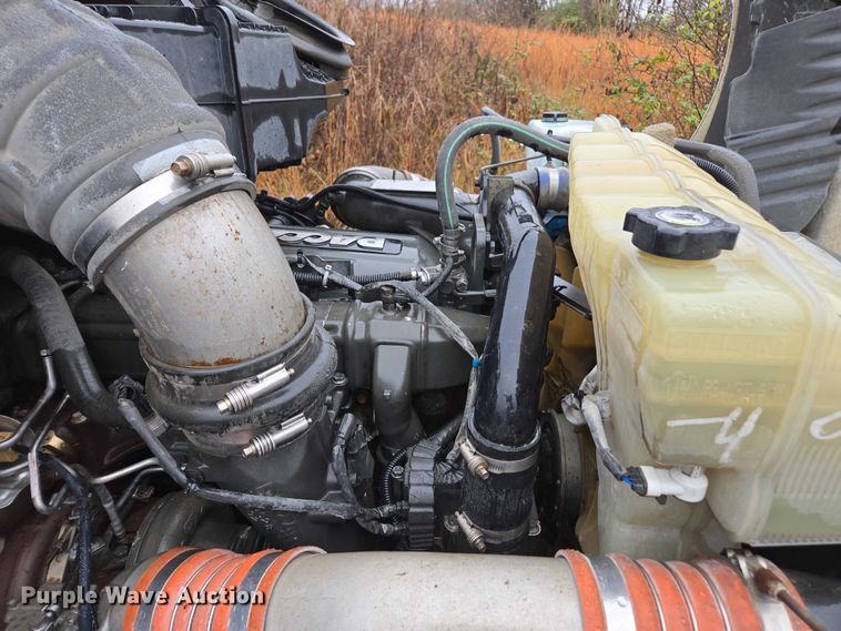 image for item DU2561 2015 Peterbilt 579 semi truck