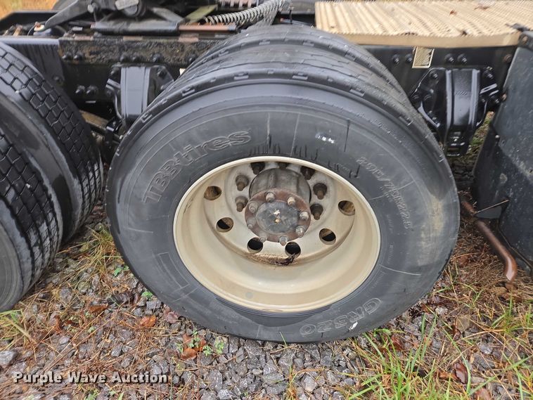 image for item DU2561 2015 Peterbilt 579 semi truck