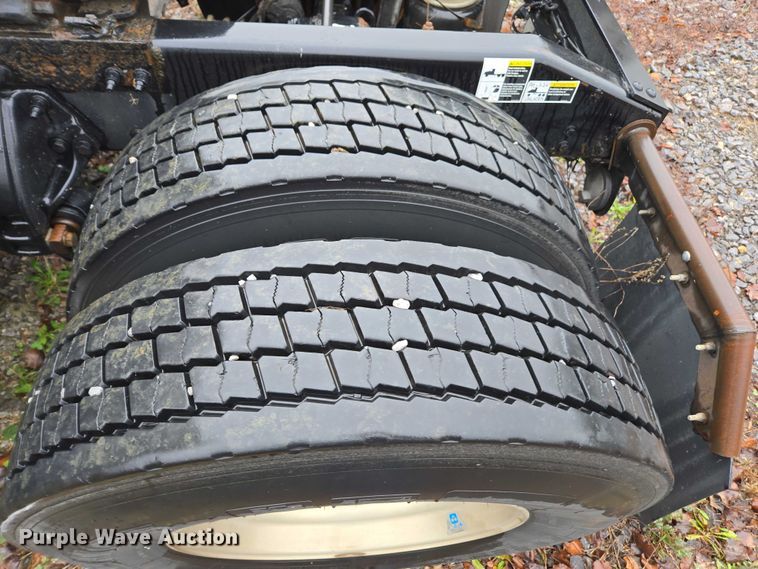 image for item DU2561 2015 Peterbilt 579 semi truck