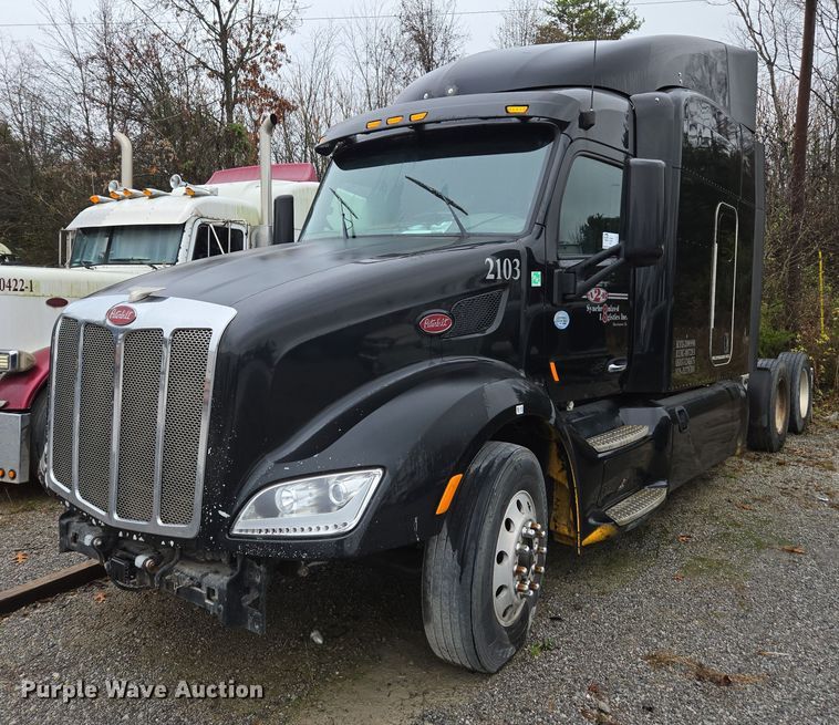 image for item DU2562 2015 Peterbilt 579 semi truck