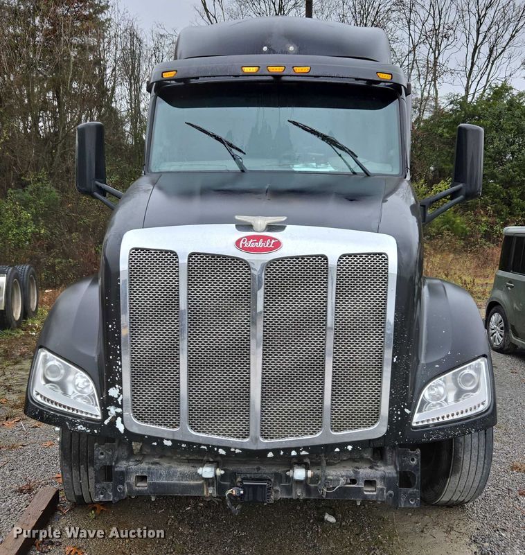 image for item DU2562 2015 Peterbilt 579 semi truck