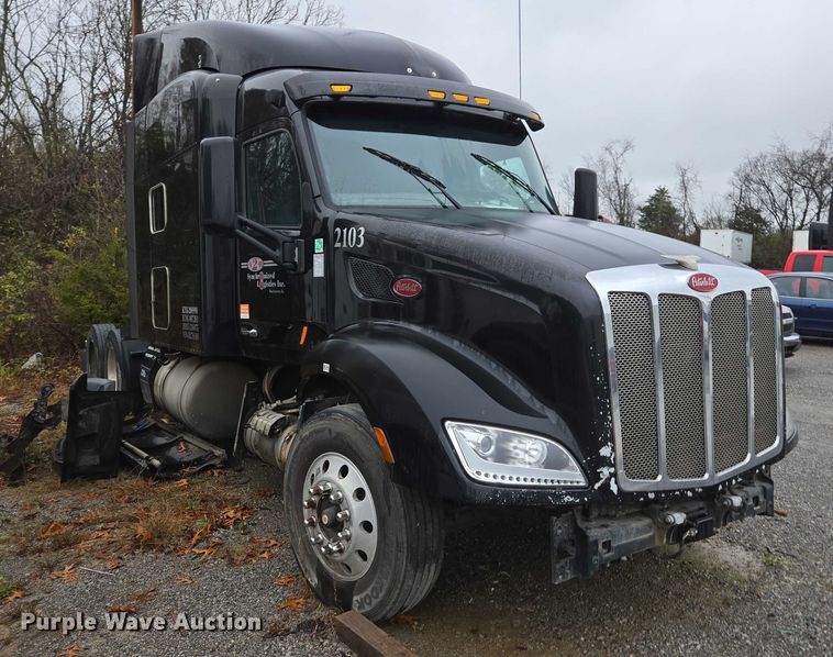 image for item DU2562 2015 Peterbilt 579 semi truck