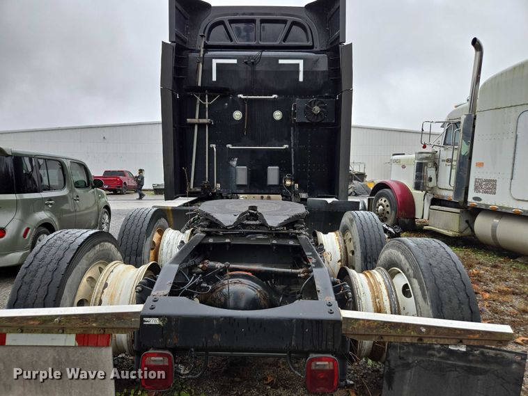 image for item DU2562 2015 Peterbilt 579 semi truck