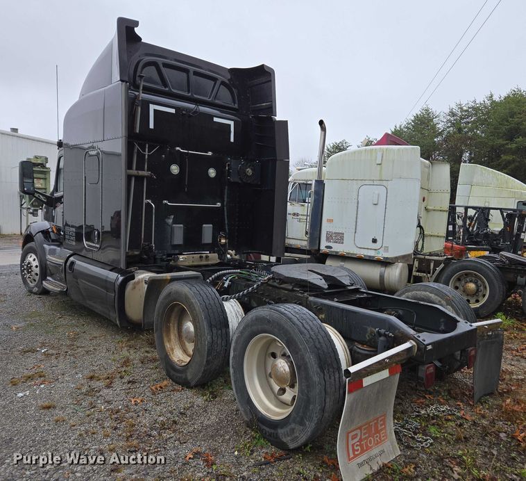 image for item DU2562 2015 Peterbilt 579 semi truck