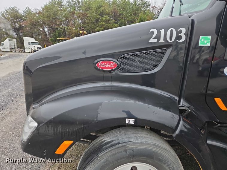 image for item DU2562 2015 Peterbilt 579 semi truck