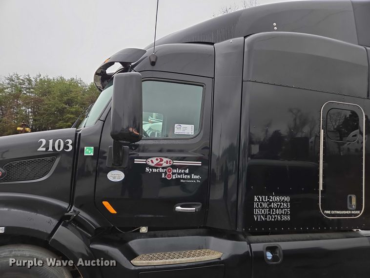 image for item DU2562 2015 Peterbilt 579 semi truck