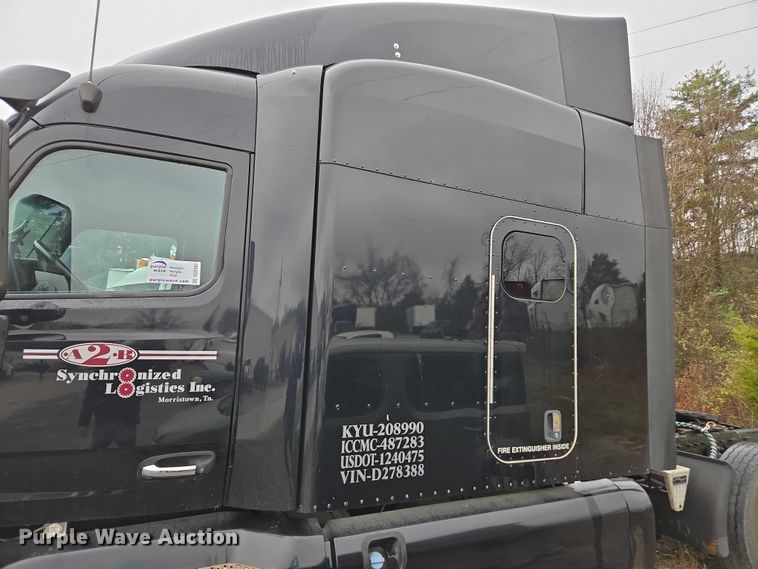 image for item DU2562 2015 Peterbilt 579 semi truck